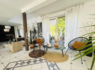 Maison - 230 m² - 6 pièces