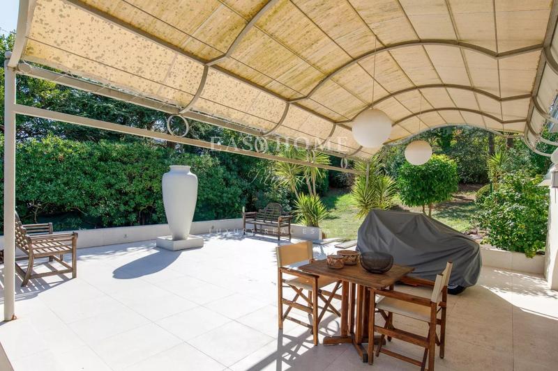 Maison - 300 m² - 8 pièces