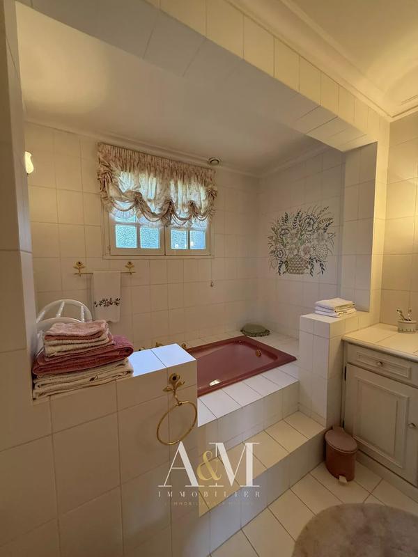 Propriété - 275 m² - 7 pièces