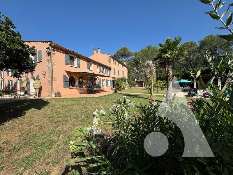 Maison - 470 m² - 17 pièces