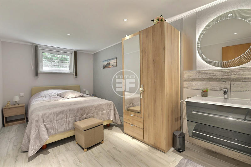 Maison - 232 m² - 7 pièces