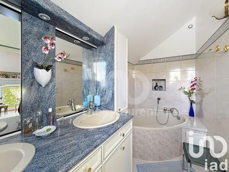 Maison - 255 m² - 10 pièces