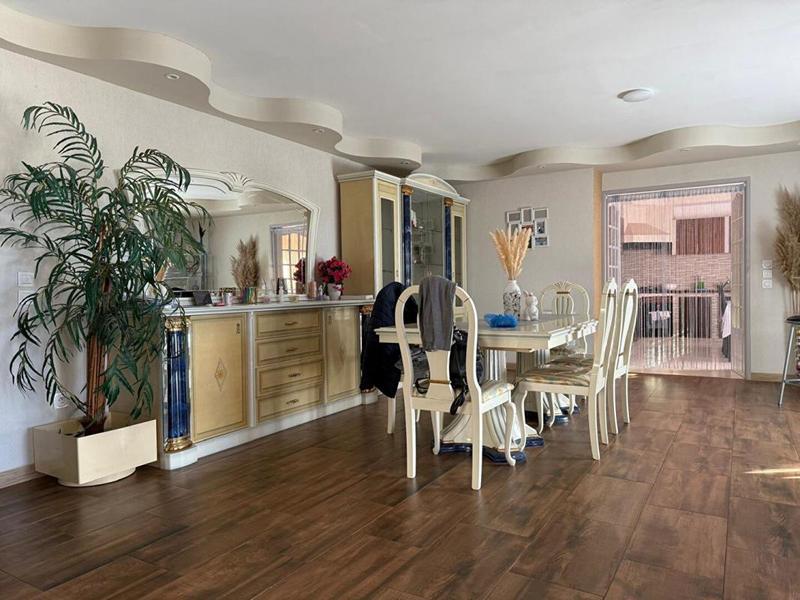 Maison - 220 m² - 8 pièces