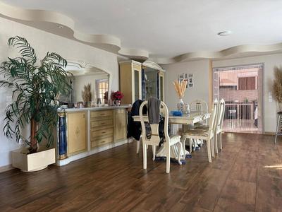 Maison - 220 m² - 8 pièces