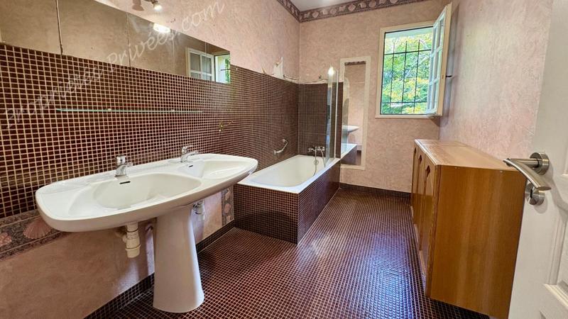 Maison - 180 m² - 11 pièces