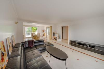 Maison - 300 m² - 16 pièces