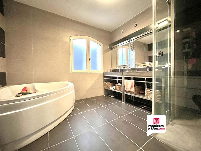 Maison - 210 m² - 7 pièces