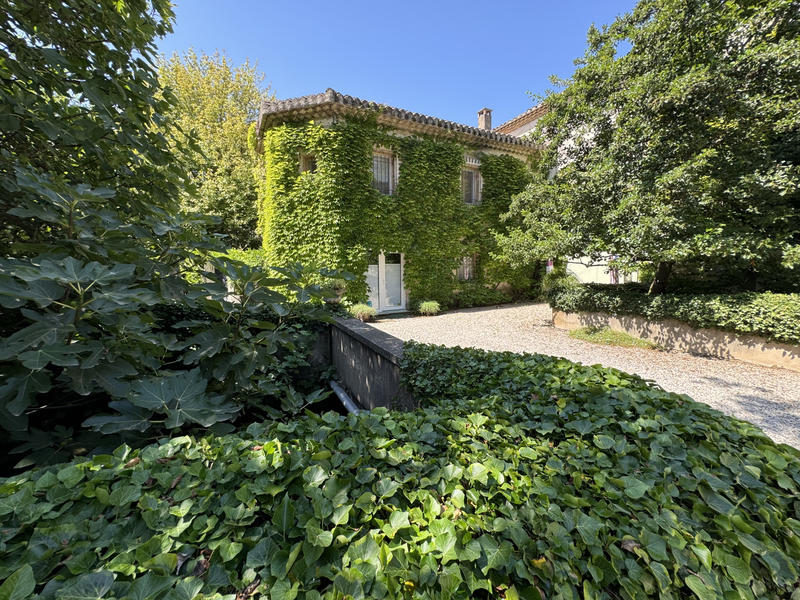 Propriété - 1 300 m² - 15 pièces