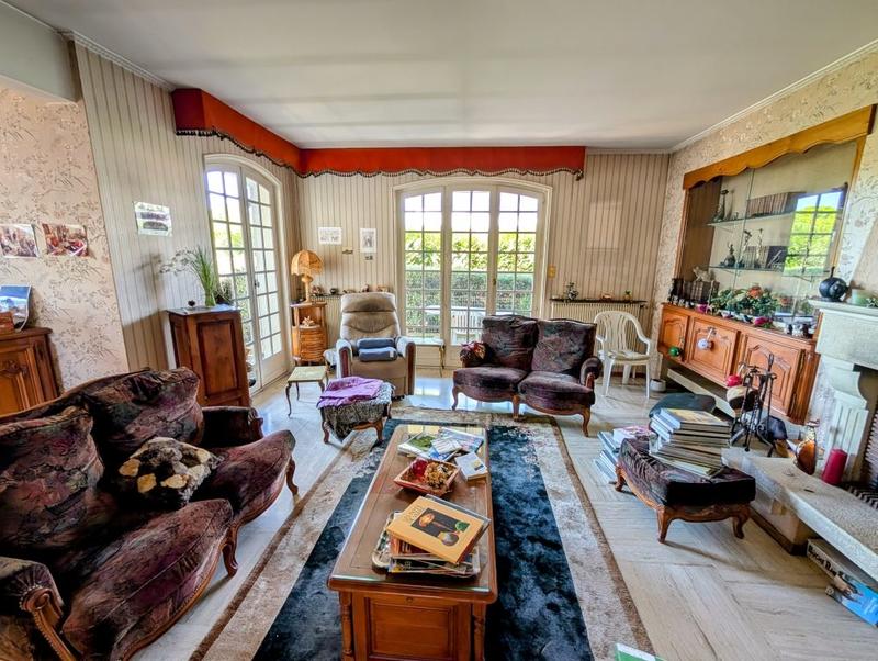 Maison - 232 m² - 8 pièces