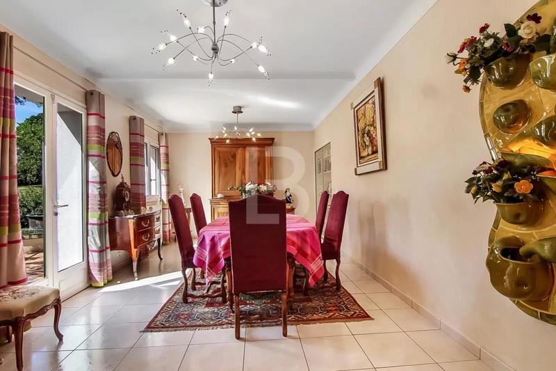 Maison - 238 m² - 9 pièces