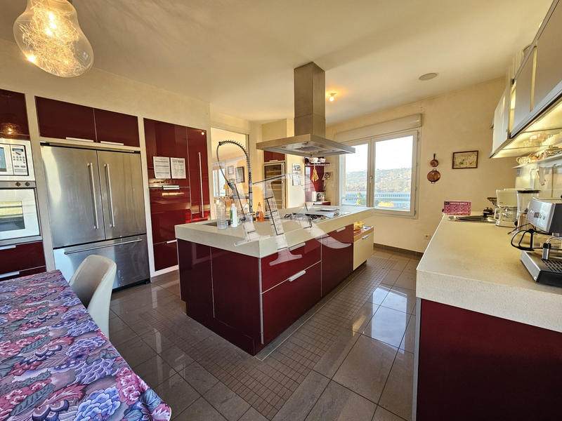 Appartement - 242 m² - 6 pièces