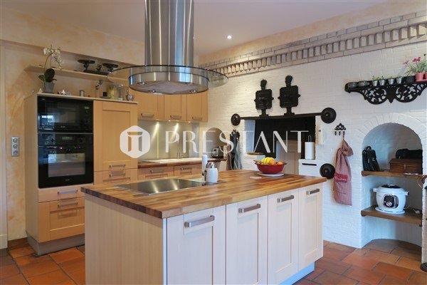 Maison - 240 m² - 9 pièces