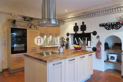 Maison - 240 m² - 9 pièces