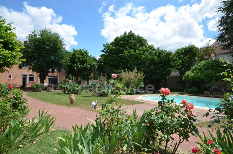 Maison bourgeoise - 395 m² - 11 pièces