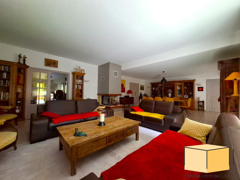 Maison traditionnelle - 377 m² - 7 pièces