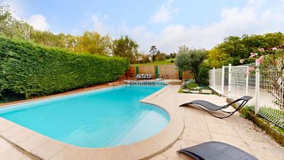 Maison - 260 m² - 9 pièces