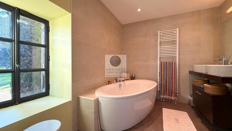 Maison - 280 m² - 9 pièces