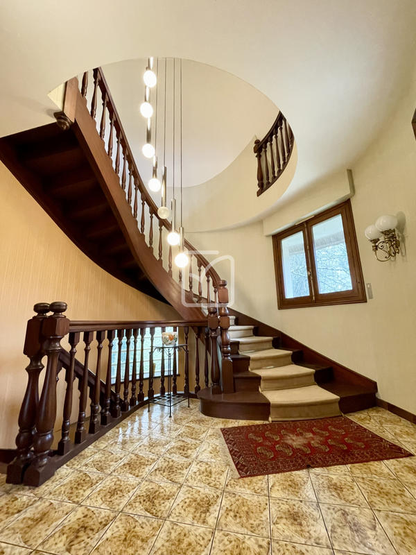 Maison - 333 m² - 8 pièces