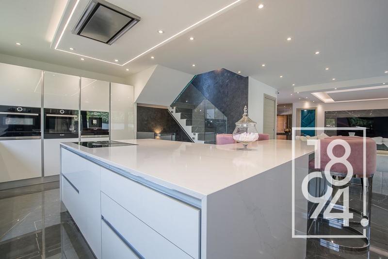 Maison - 391 m² - 8 pièces