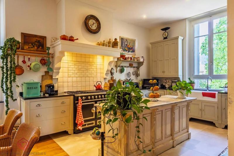 Maison de maîtres - 240 m² - 10 pièces