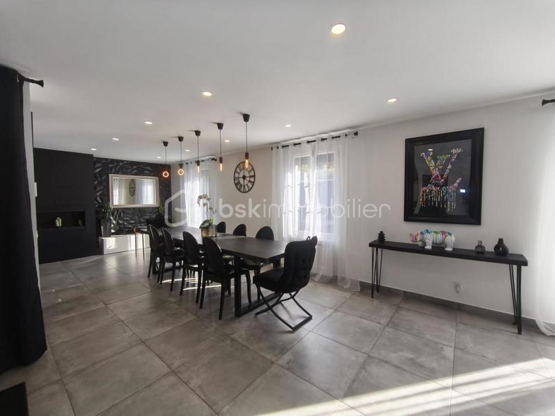 Maison traditionnelle - 251 m² - 7 pièces