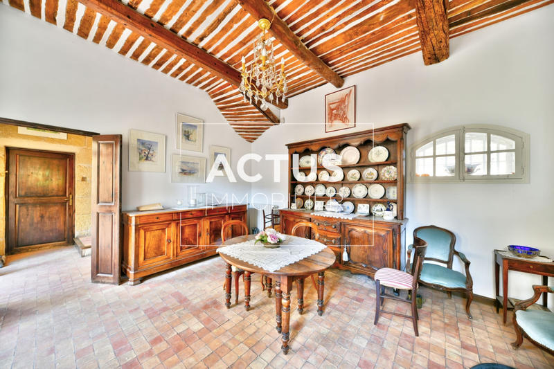 Maison - 220 m² - 7 pièces