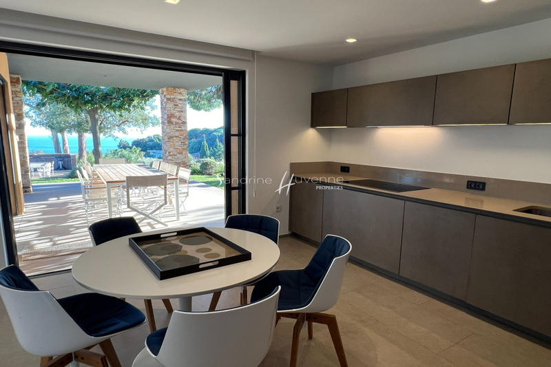 Propriété - 470 m² - 9 pièces