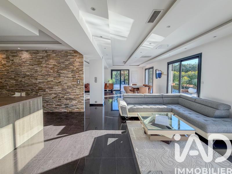 Maison - 285 m² - 10 pièces