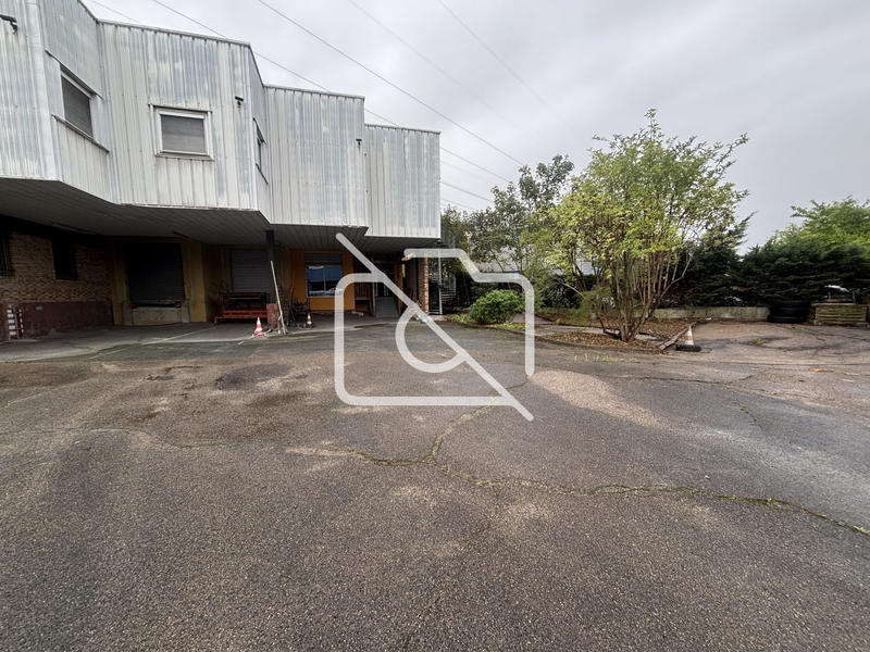 Entrepôt - 1 200 m²