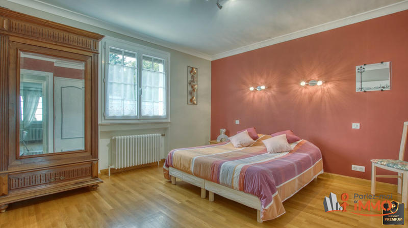 Maison traditionnelle - 268 m² - 10 pièces