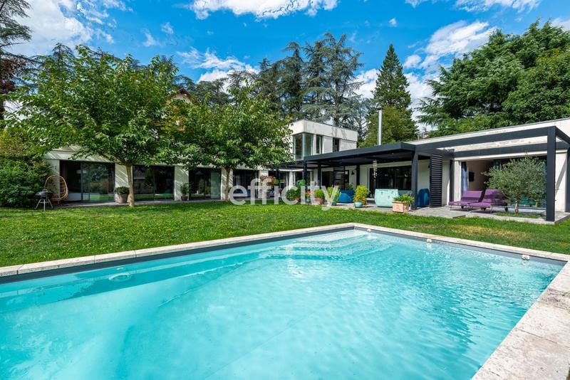 Maison - 292 m² - 10 pièces