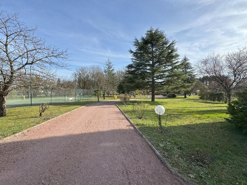 Maison - 300 m² - 8 pièces