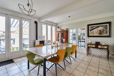 Maison - 202 m² - 8 pièces