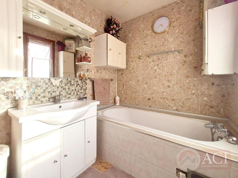 Maison - 203 m² - 9 pièces