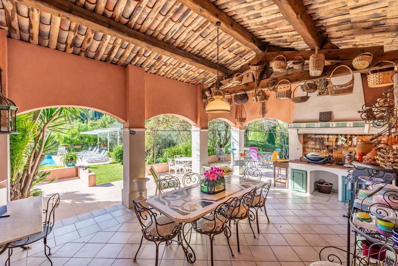 Propriété - 310 m² - 6 pièces