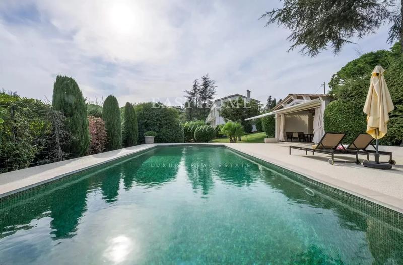 Maison - 300 m² - 8 pièces