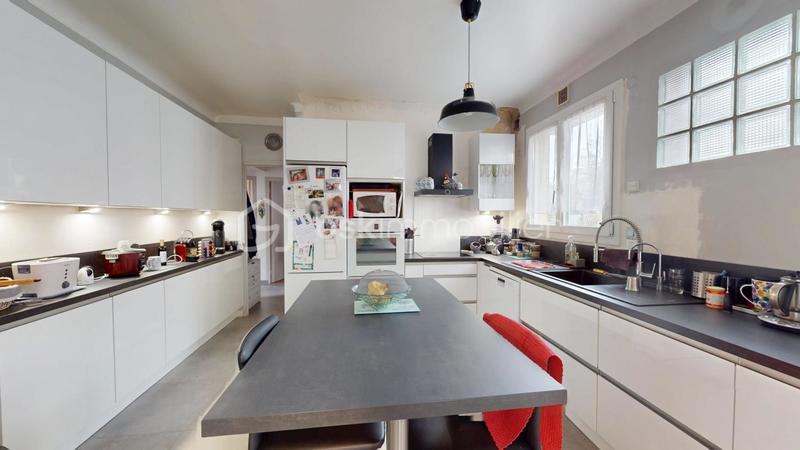 Maison - 204 m² - 7 pièces