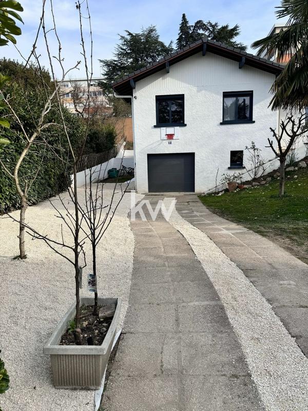 Maison - 200 m² - 8 pièces