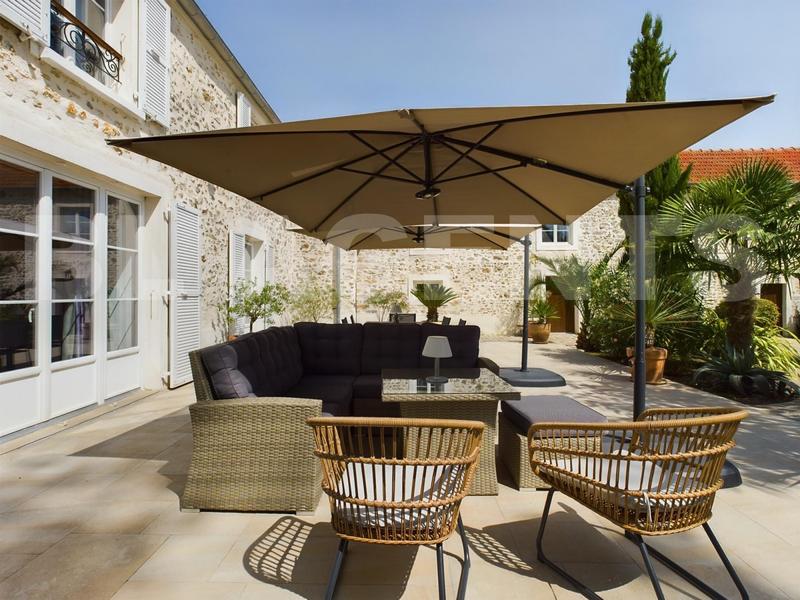 Maison - 294 m² - 9 pièces