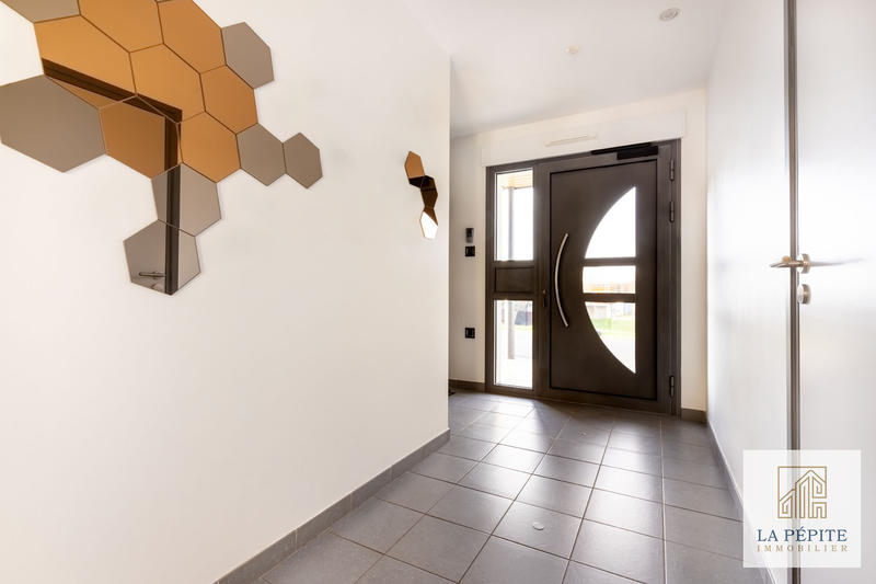 Maison - 240 m² - 8 pièces