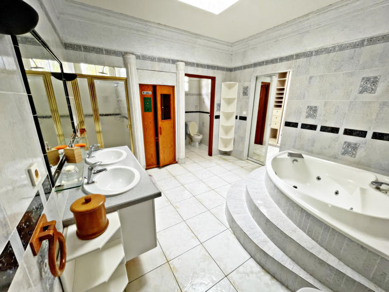 Maison - 317 m² - 8 pièces