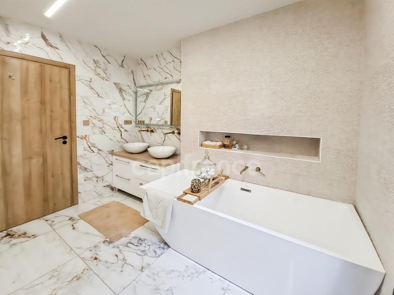 Maison - 225 m² - 7 pièces