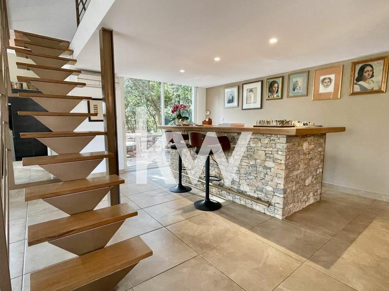 Maison - 210 m² - 7 pièces