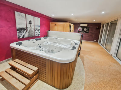 Maison - 273 m² - 9 pièces