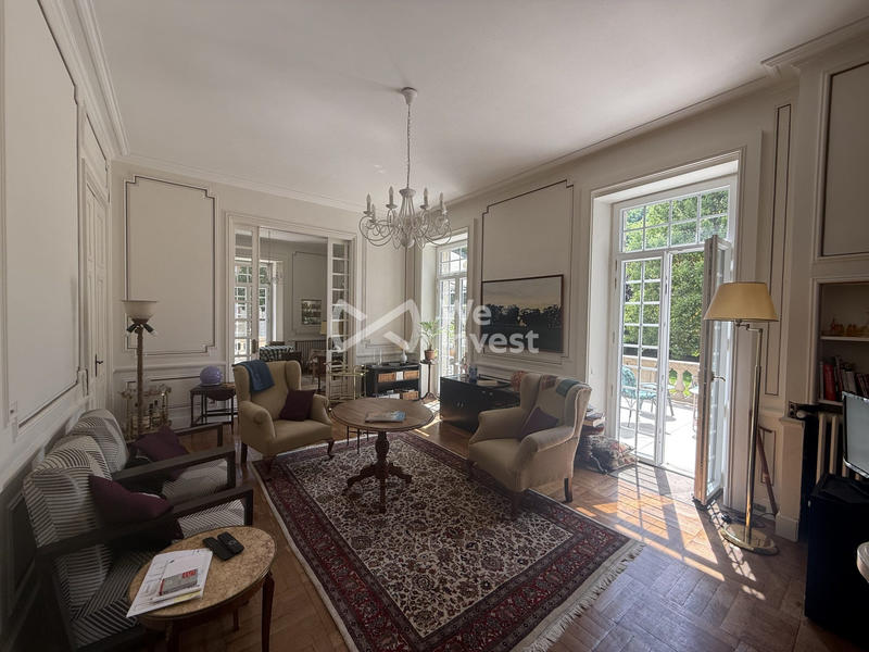 Maison - 268 m² - 9 pièces