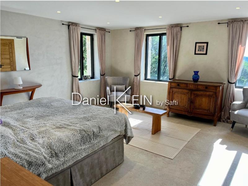 Maison - 345 m² - 8 pièces