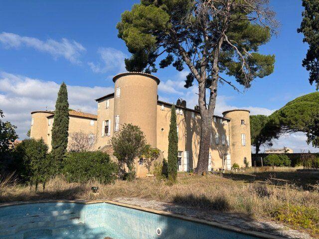 Maison - 1 200 m² - 25 pièces