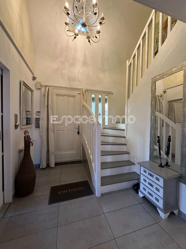 Maison - 240 m² - 9 pièces