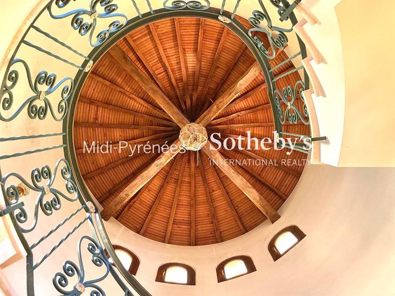 Maison - 242 m² - 6 pièces