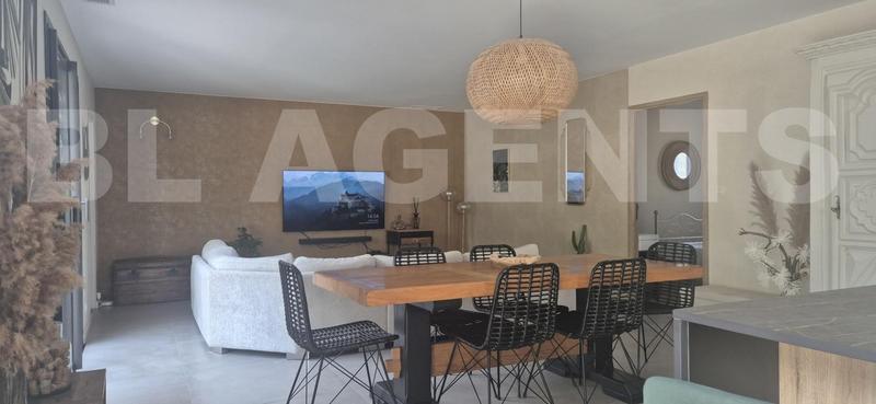 Propriété - 304 m² - 11 pièces